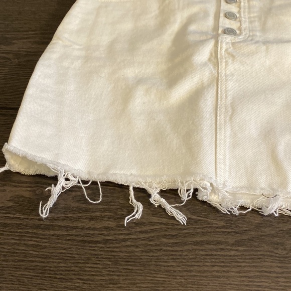 Lucky Brand Button-Fly Mini skirt. Size 6 (28). Frayed hem. White. - Picture 7 of 15